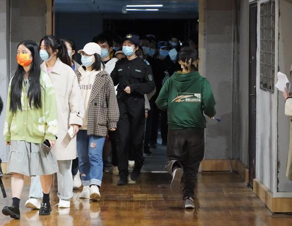 【新华网】南昌大学志愿者用青春力量筑牢抗疫防线