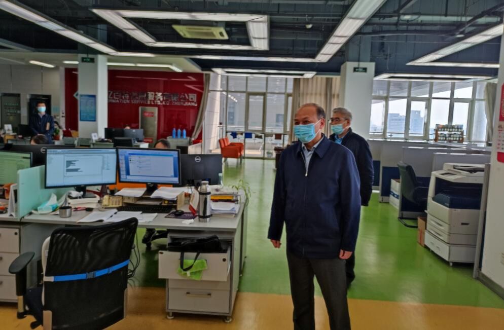 颜晓红检查图书馆疫情防控工作