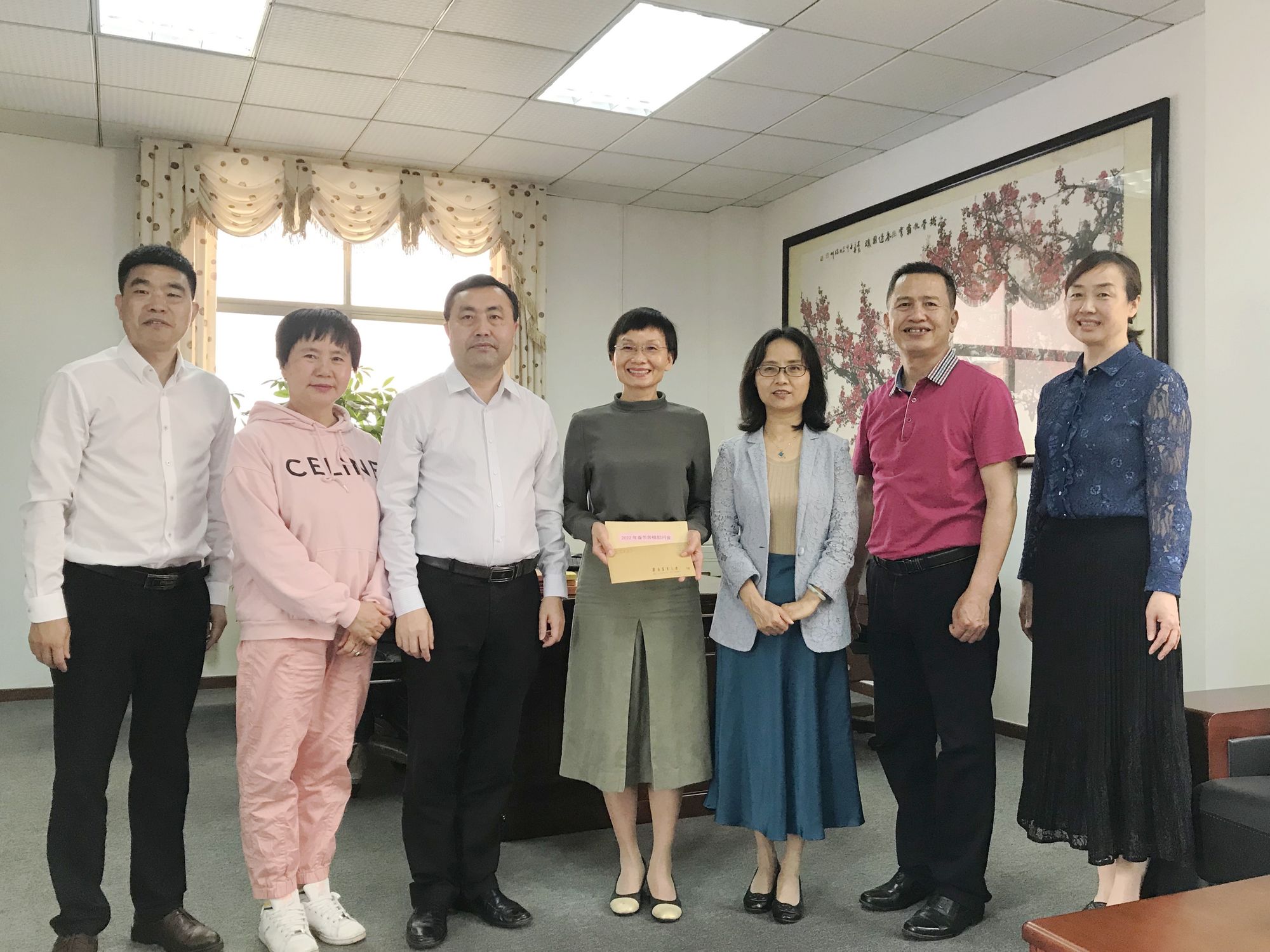 省教科文卫工会看望慰问我校女劳模代表