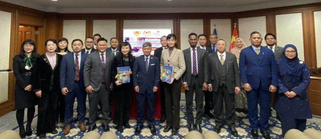 我校参加马来西亚驻华大使馆马来语图书捐赠仪式