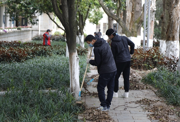 共创美丽华园我校教职工志愿者开展校园环境卫生清扫志愿服务活动