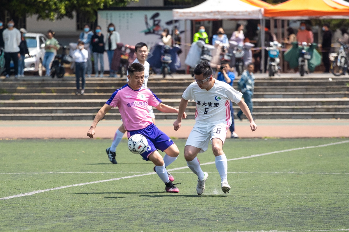 2022“狮子山杯”足球赛（研究生）男足比赛揭幕战火热开打