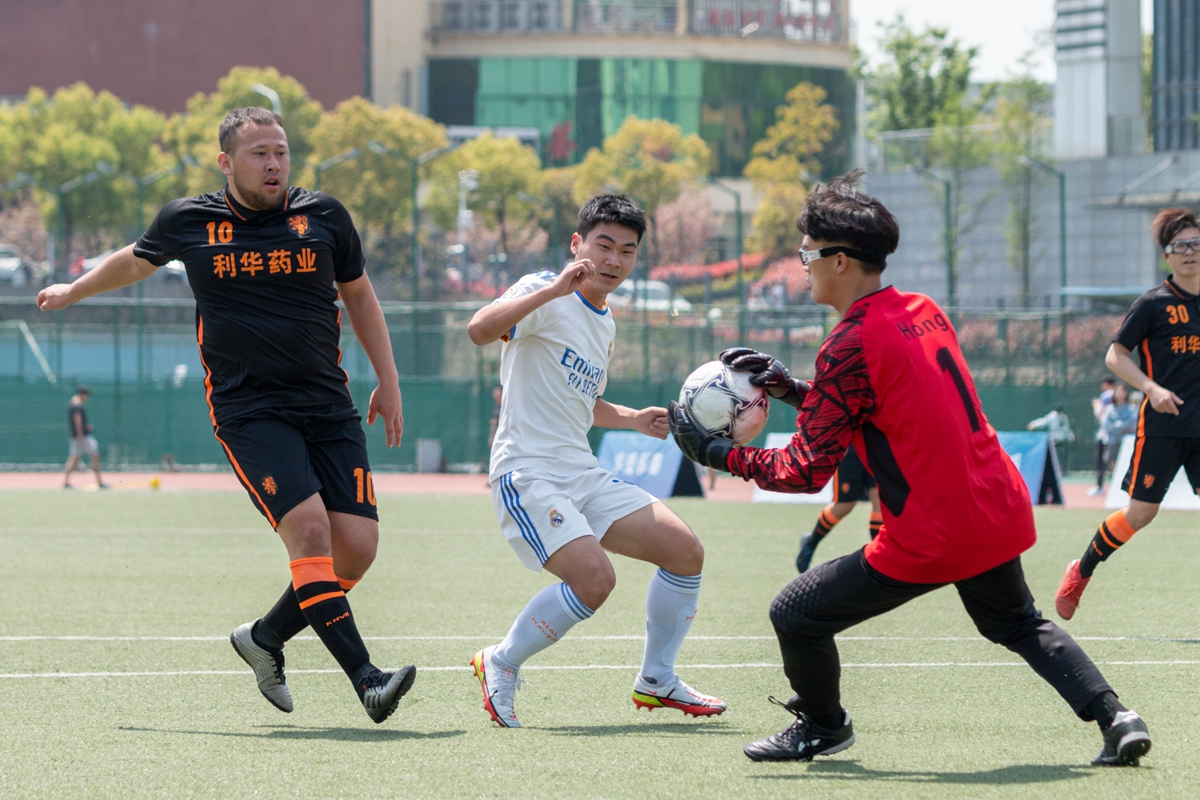 2022“狮子山杯”足球赛（研究生）男足比赛揭幕战火热开打