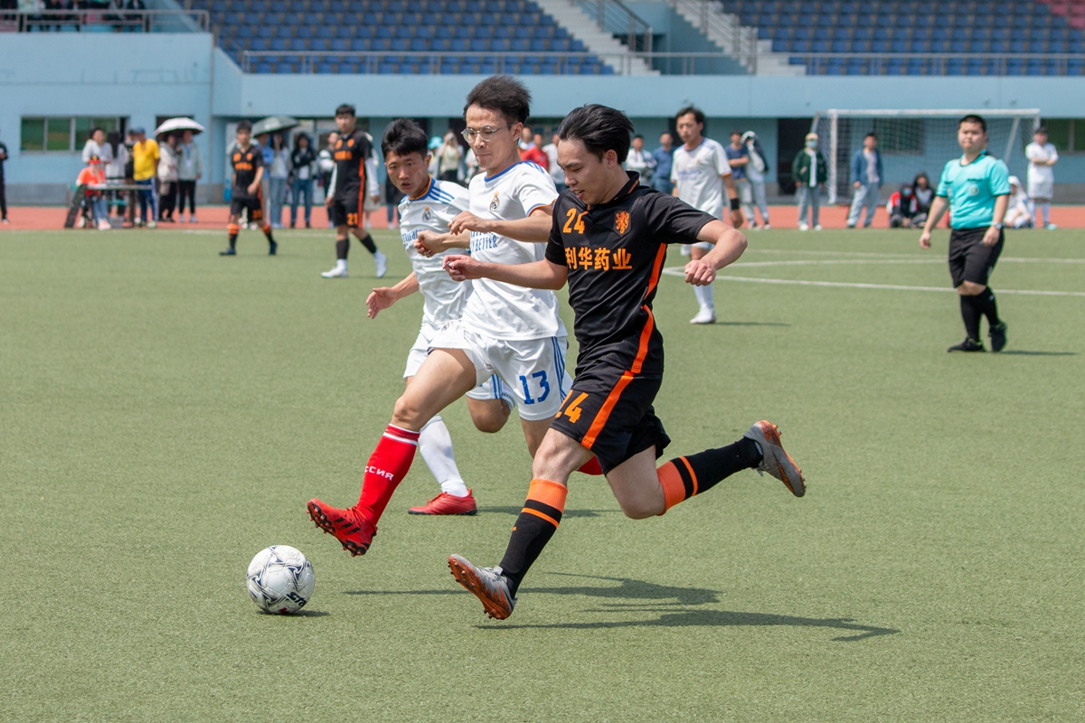 2022“狮子山杯”足球赛（研究生）男足比赛揭幕战火热开打