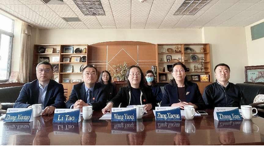 王瑶琪校长线上会见维多利亚大学校长亚当舒梅克