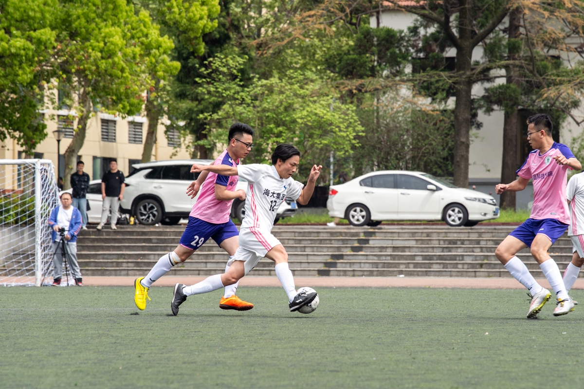 2022“狮子山杯”足球赛（研究生）男足比赛揭幕战火热开打