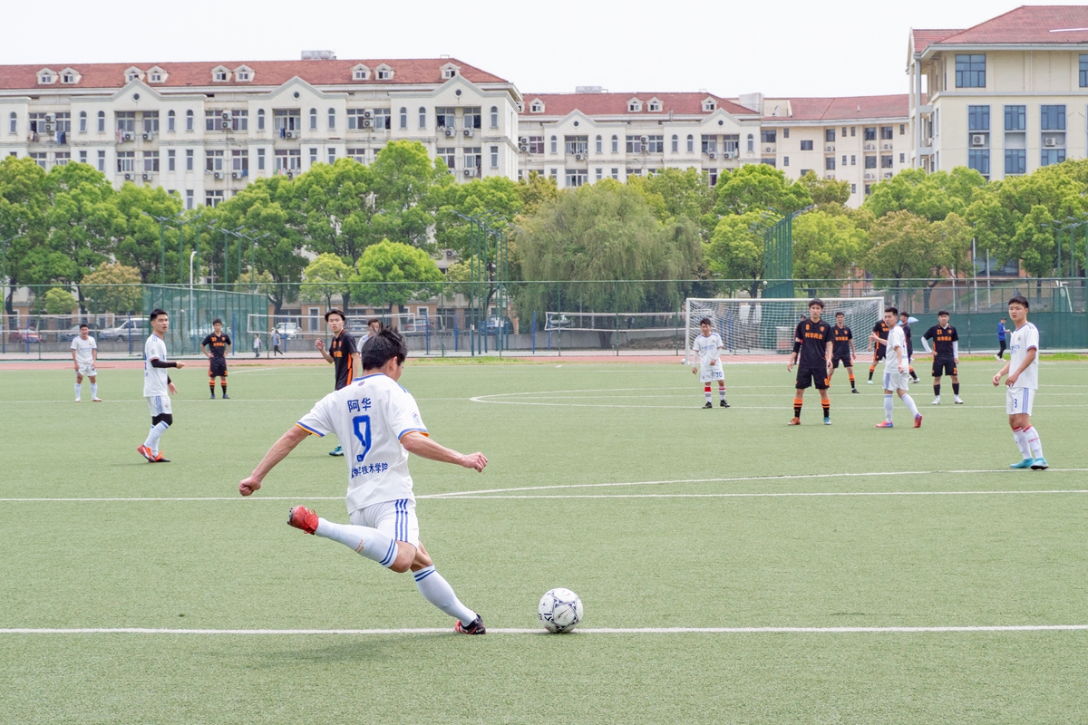 2022“狮子山杯”足球赛（研究生）男足比赛揭幕战火热开打