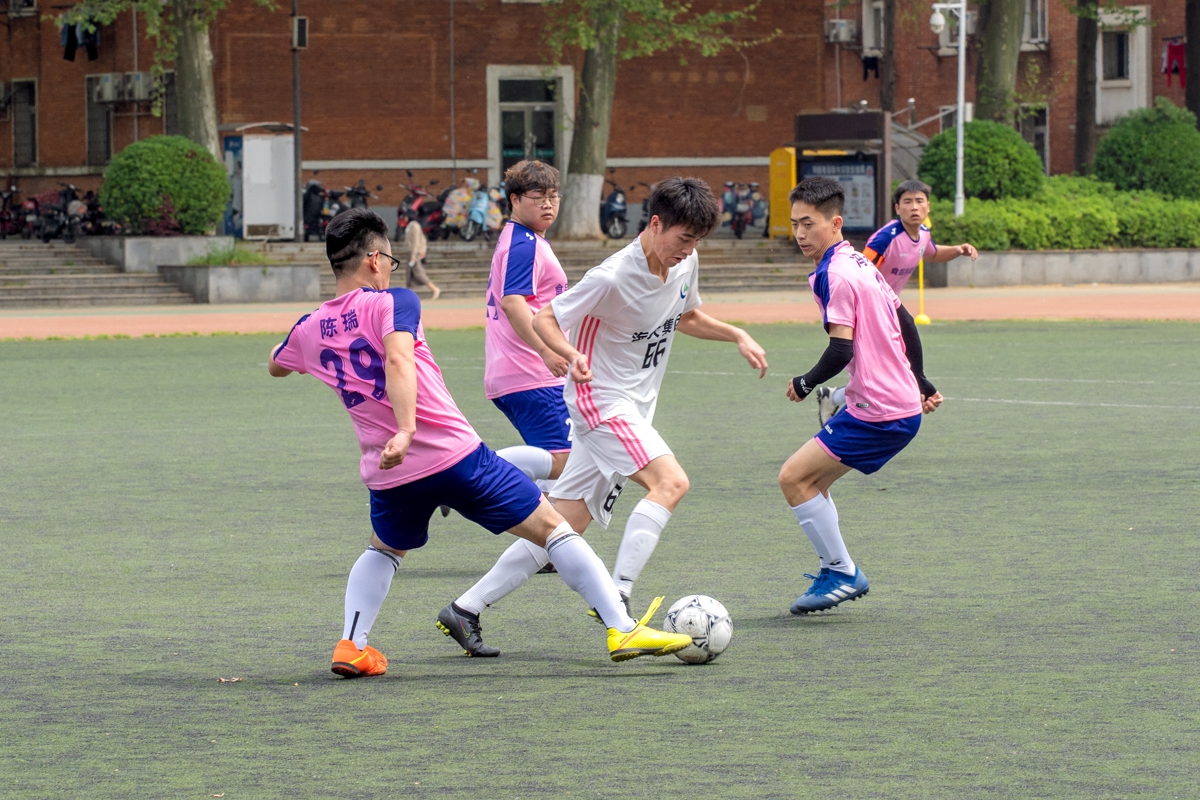 2022“狮子山杯”足球赛（研究生）男足比赛揭幕战火热开打