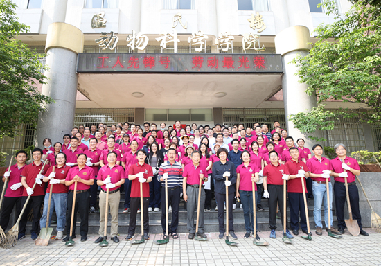 刘雅红校长参加“全国工人先锋号”集体劳动
