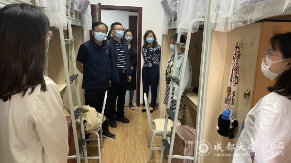 【大运全记录】学校领导走访看望留校学生检查宿舍腾挪搬迁情况