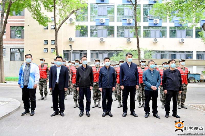 ［志愿服务］山大国旗护卫队党团骨干志愿服务突击队授旗暨清理学生公寓卫生启动仪式举行