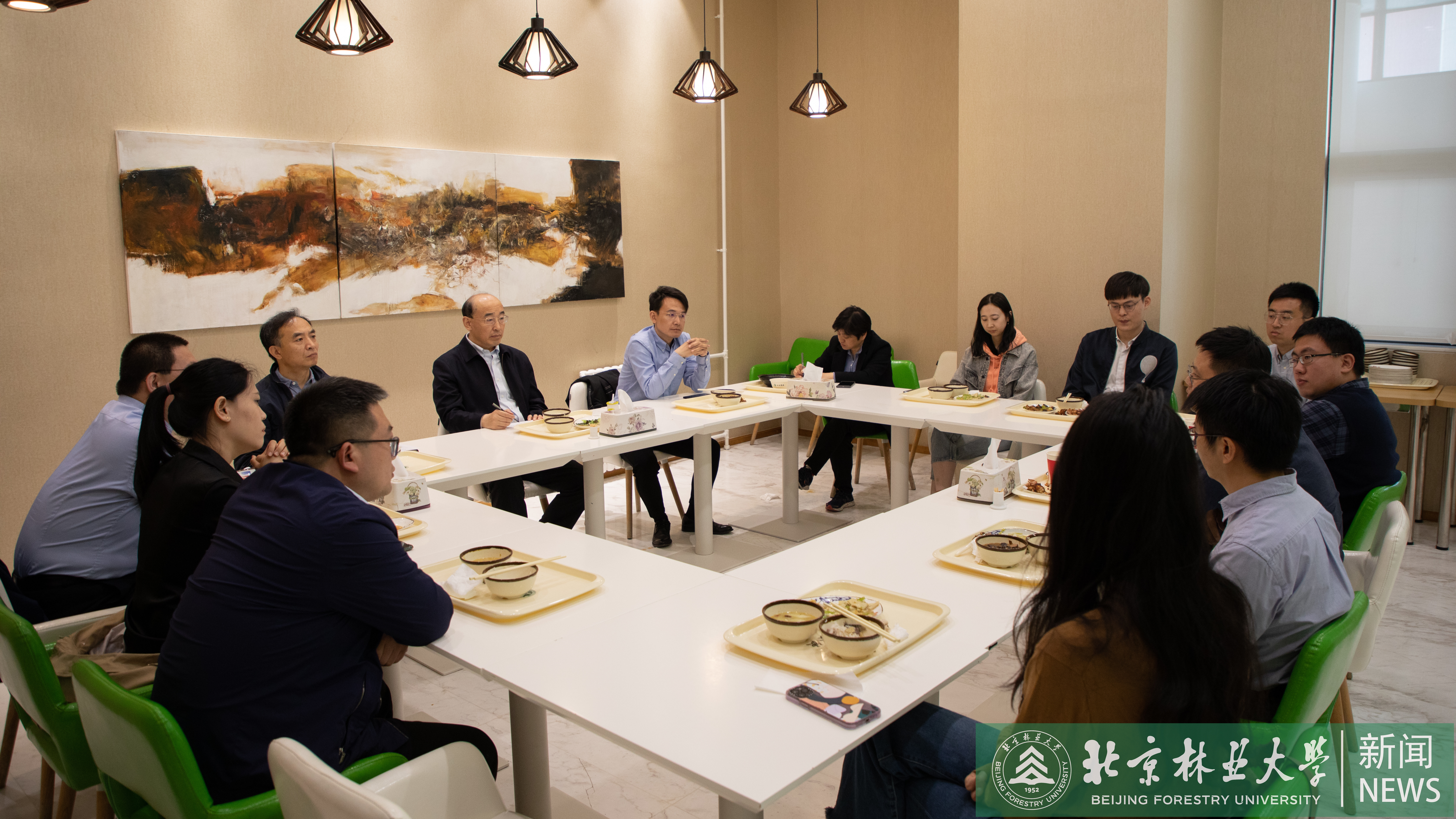 校领导参加“午间有约”活动