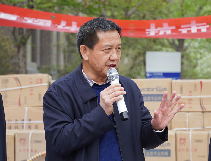 科学锻炼增强体质抗击疫情人人有责我校为学生发放体育用品