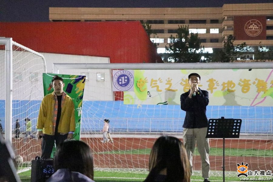 ［电气］举办草地音舞节