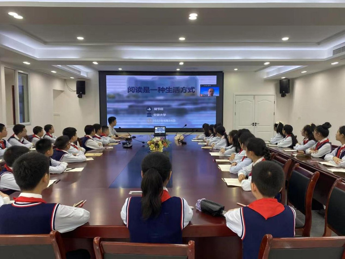 “渝”书为友，“徽”向未来——学校联合丰都县共办世界读书日主题活动