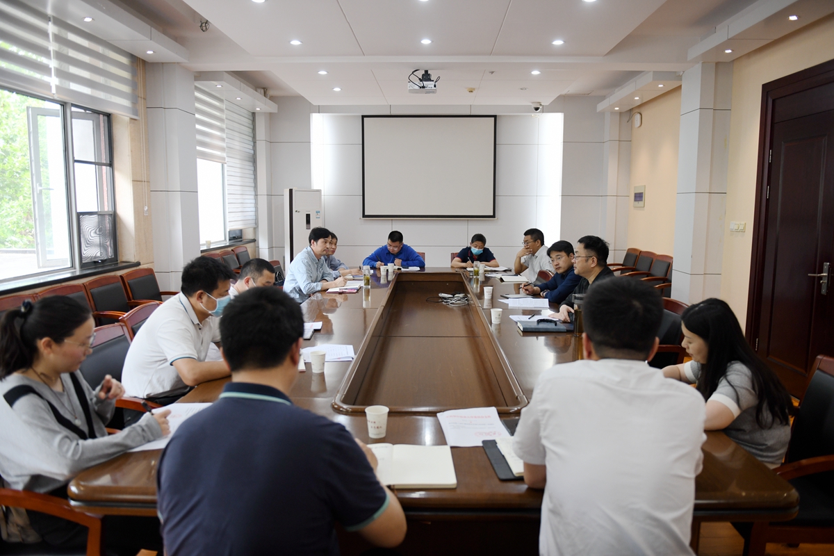 学校召开2021级本科生军训工作领导小组会议