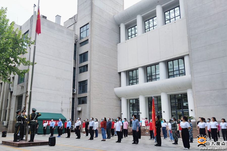 ［哲社］举行升旗仪式