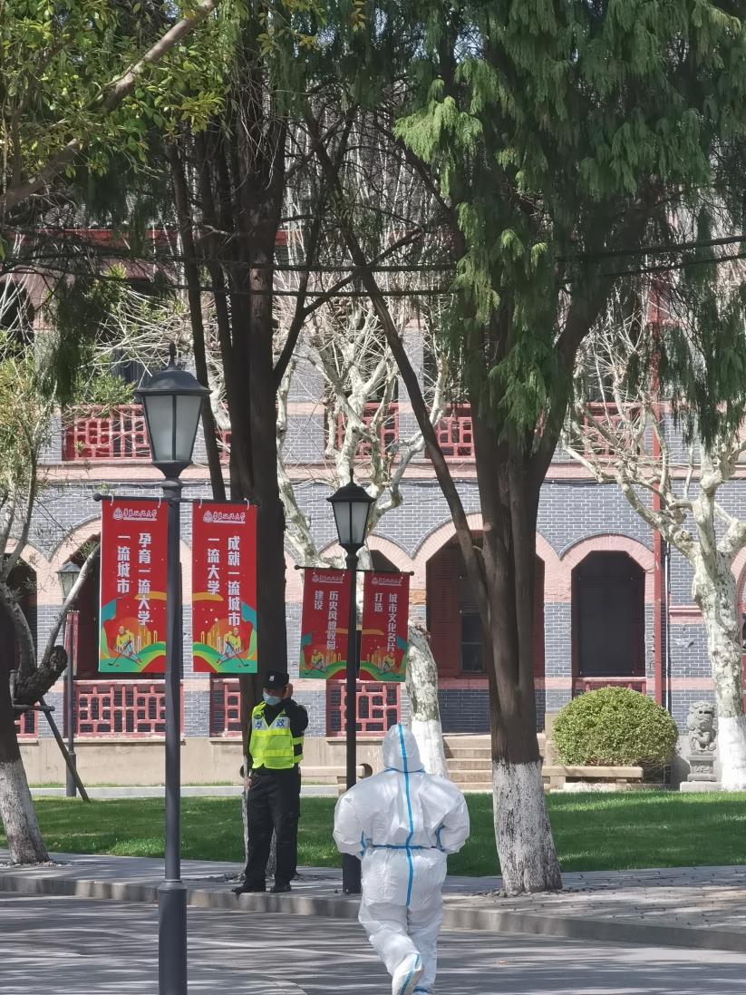 逆行而上护校园守望相助战疫情