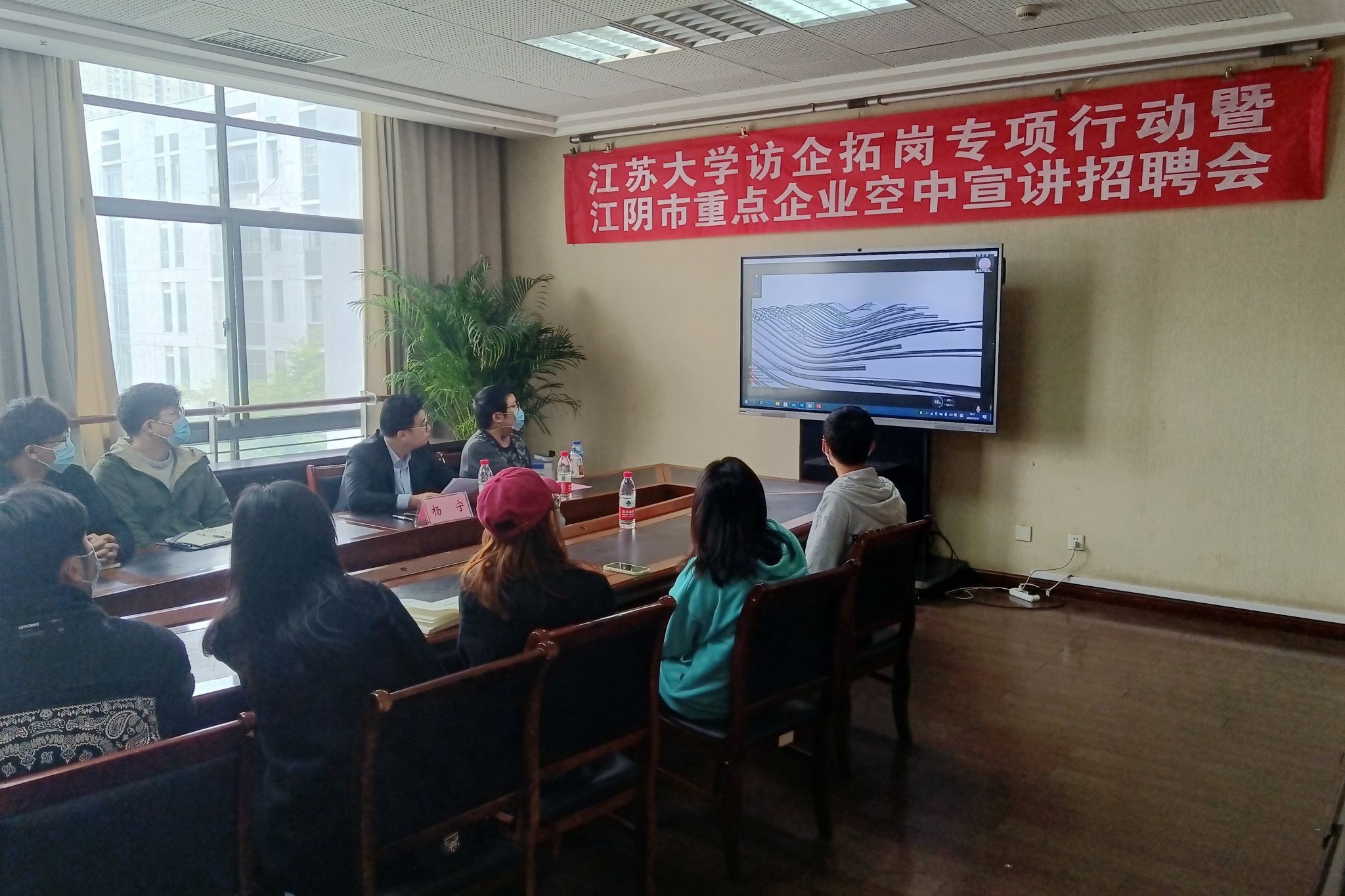 校长颜晓红访企拓岗促就业