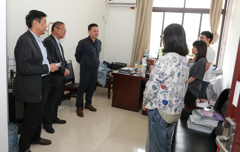 校领导带队深入一线慰问疫情防控工作人员