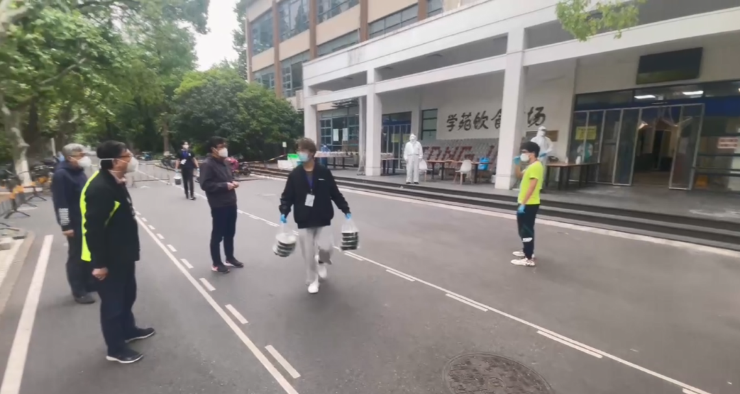 校党委书记方守恩、校长陈杰看望慰问奋战在校园网格化管理一线的师生员工