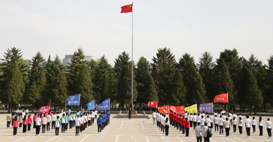 校团委举行“青春心向党建功新时代”五四青年节主题升旗仪式