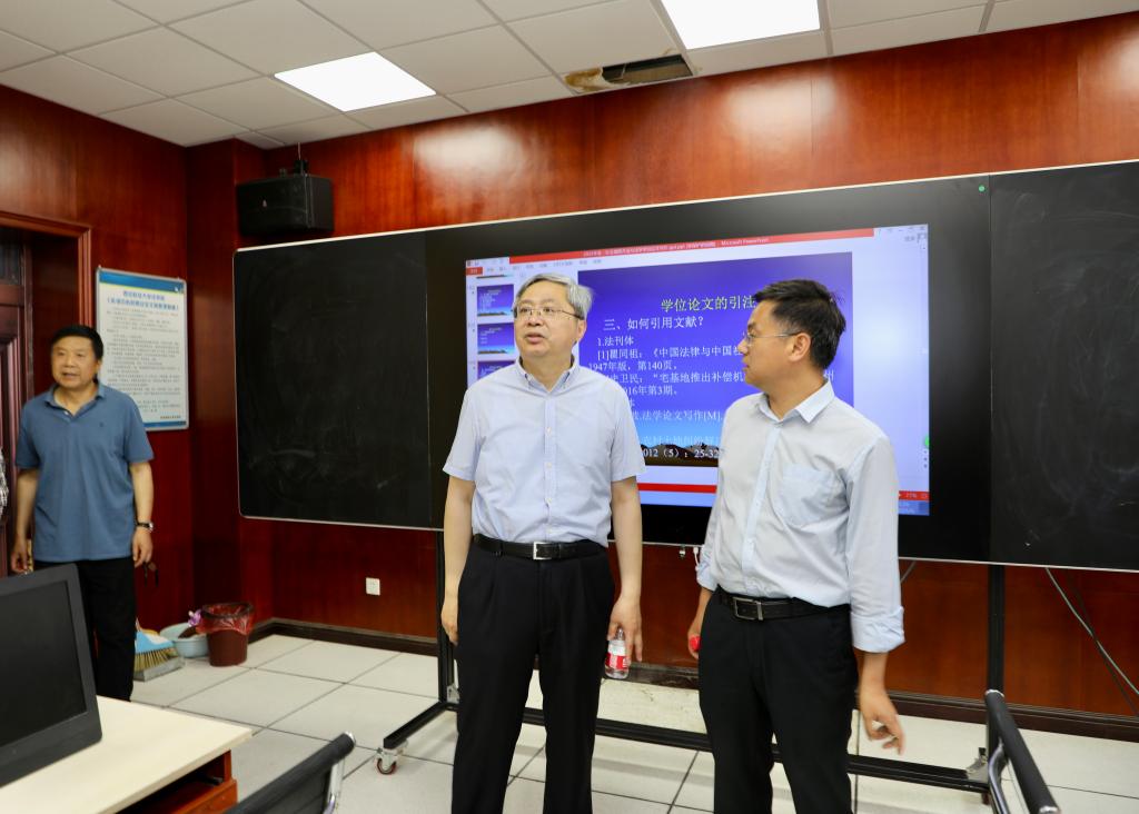 校长方明带队现场办公推进校庆准备工作