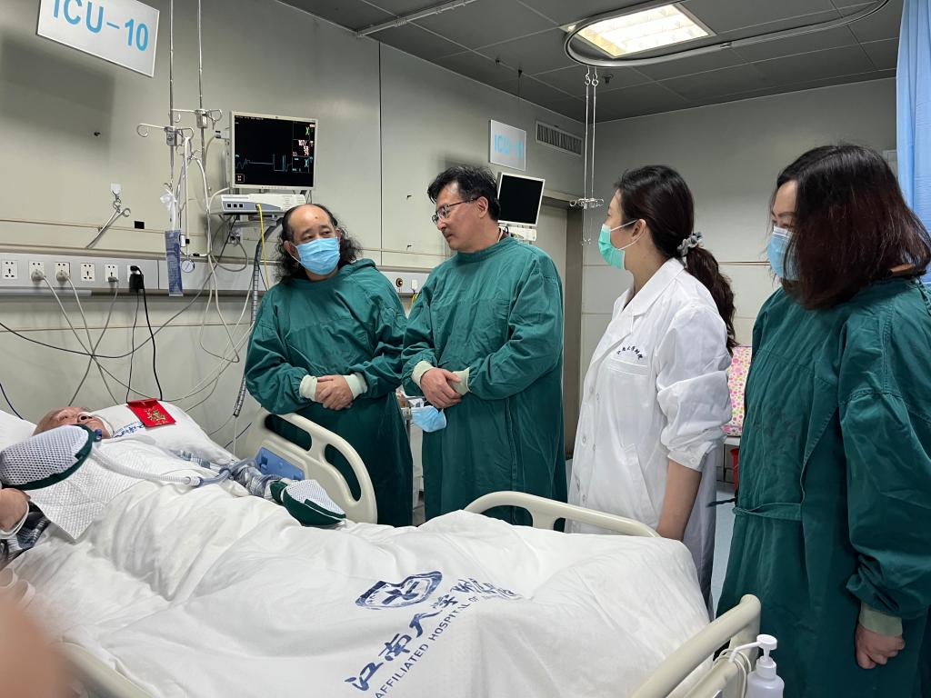 我校开展走访慰问离退休老同志活动