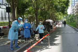 北京市西城区政法委书记缪剑虹来我校督导检查核酸检测和疫情防控工作