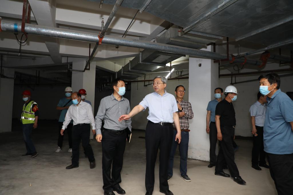 校长方明带队现场办公推进校庆准备工作