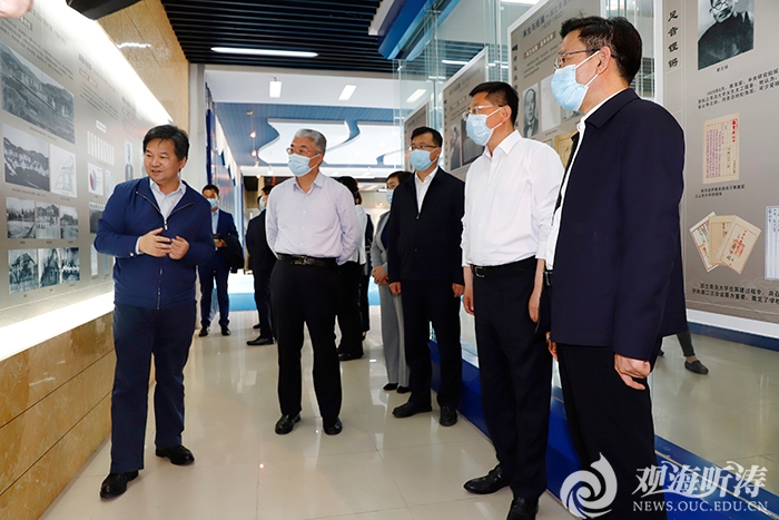 崂山区委书记张元升、区长杨克敏一行来校调研