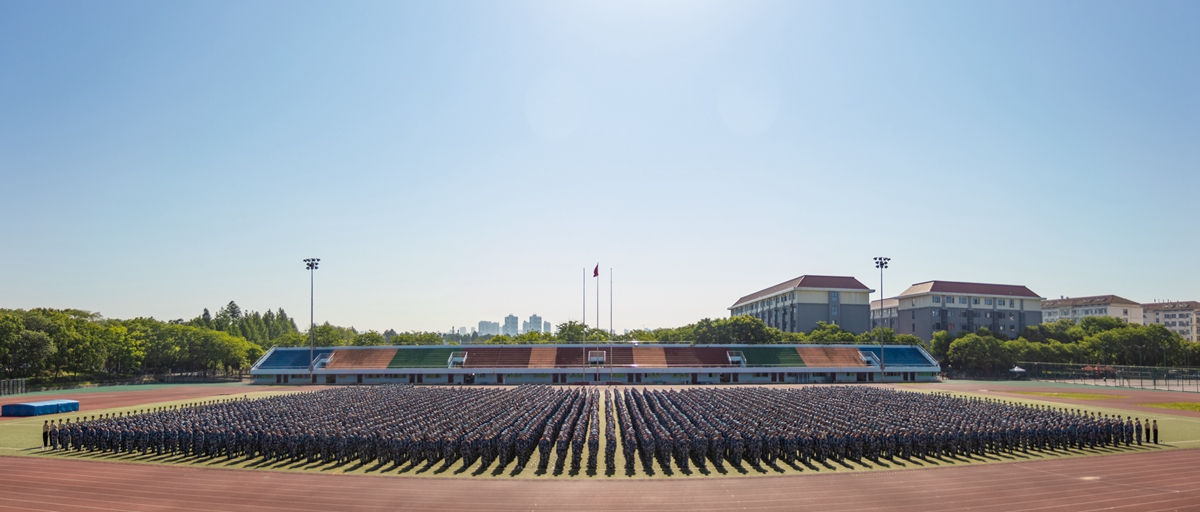 学校2021级本科生军训开训式举行