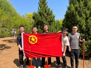 人工智能学院开展“五一”校园花卉种植活动