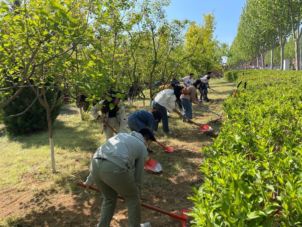 人工智能学院开展“五一”校园花卉种植活动