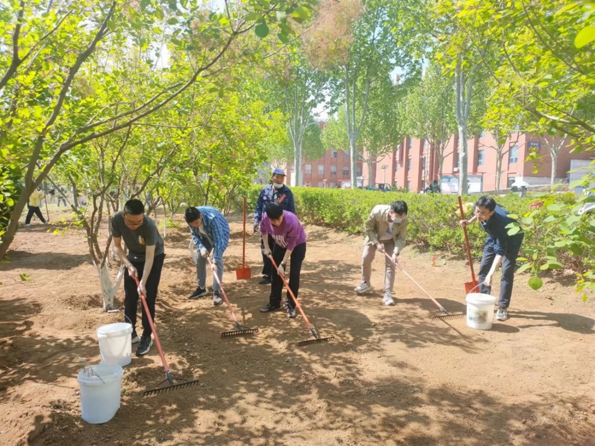 人工智能学院开展“五一”校园花卉种植活动