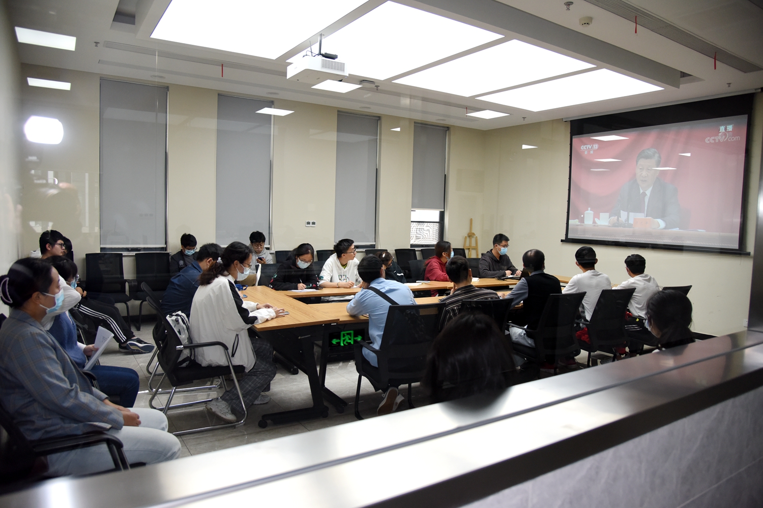 学校师生收听收看庆祝中国共产主义青年团成立100周年大会