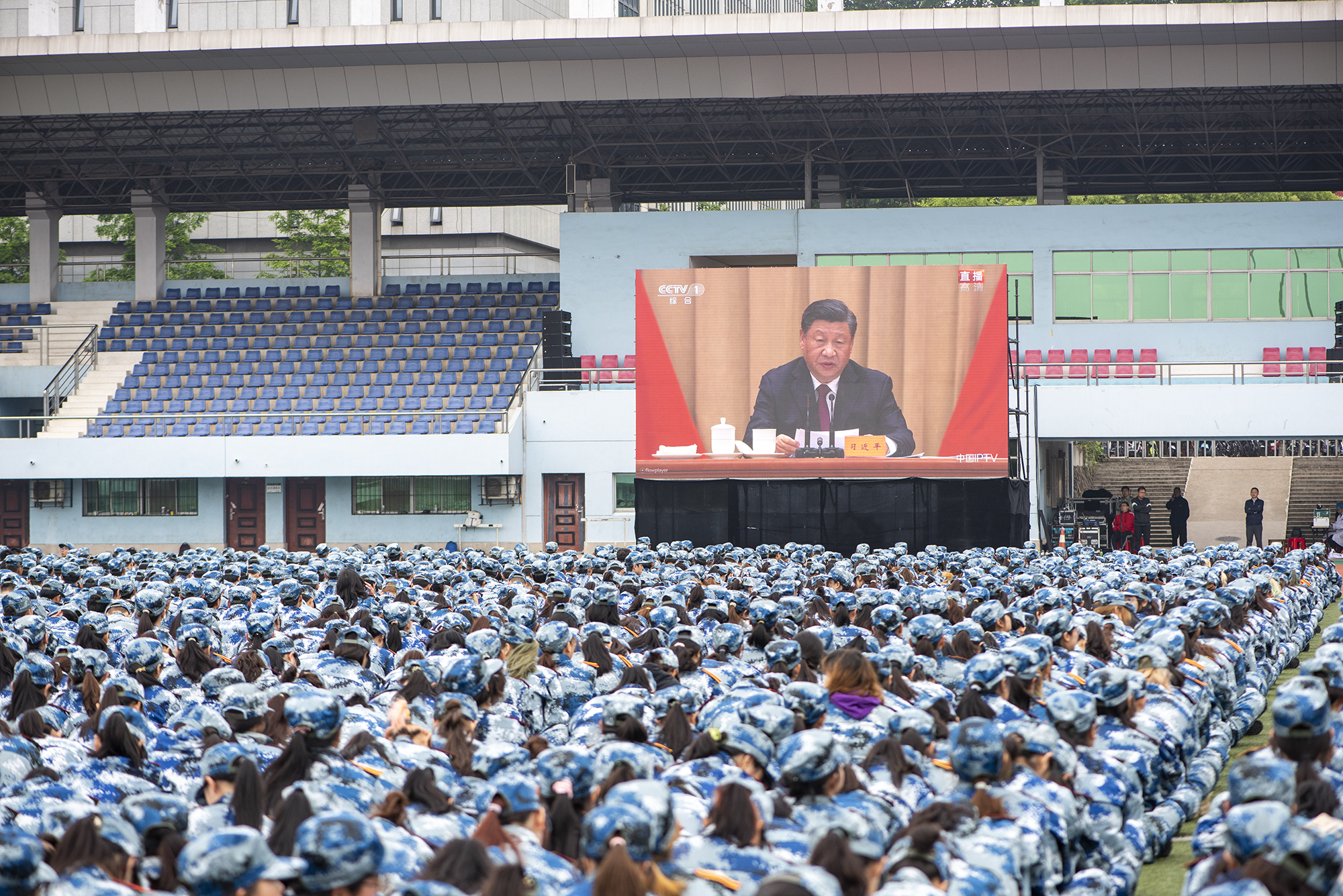 学校师生收听收看庆祝中国共产主义青年团成立100周年大会