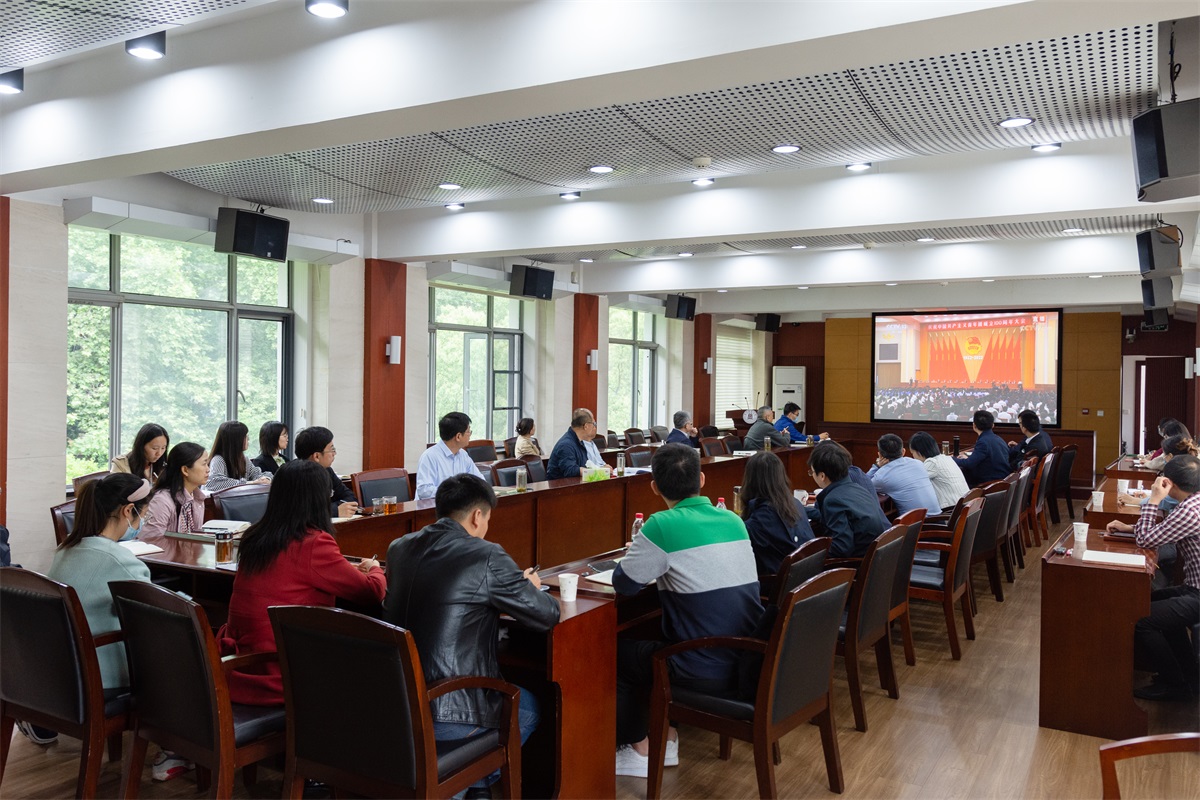 学校师生收听收看庆祝中国共产主义青年团成立100周年大会