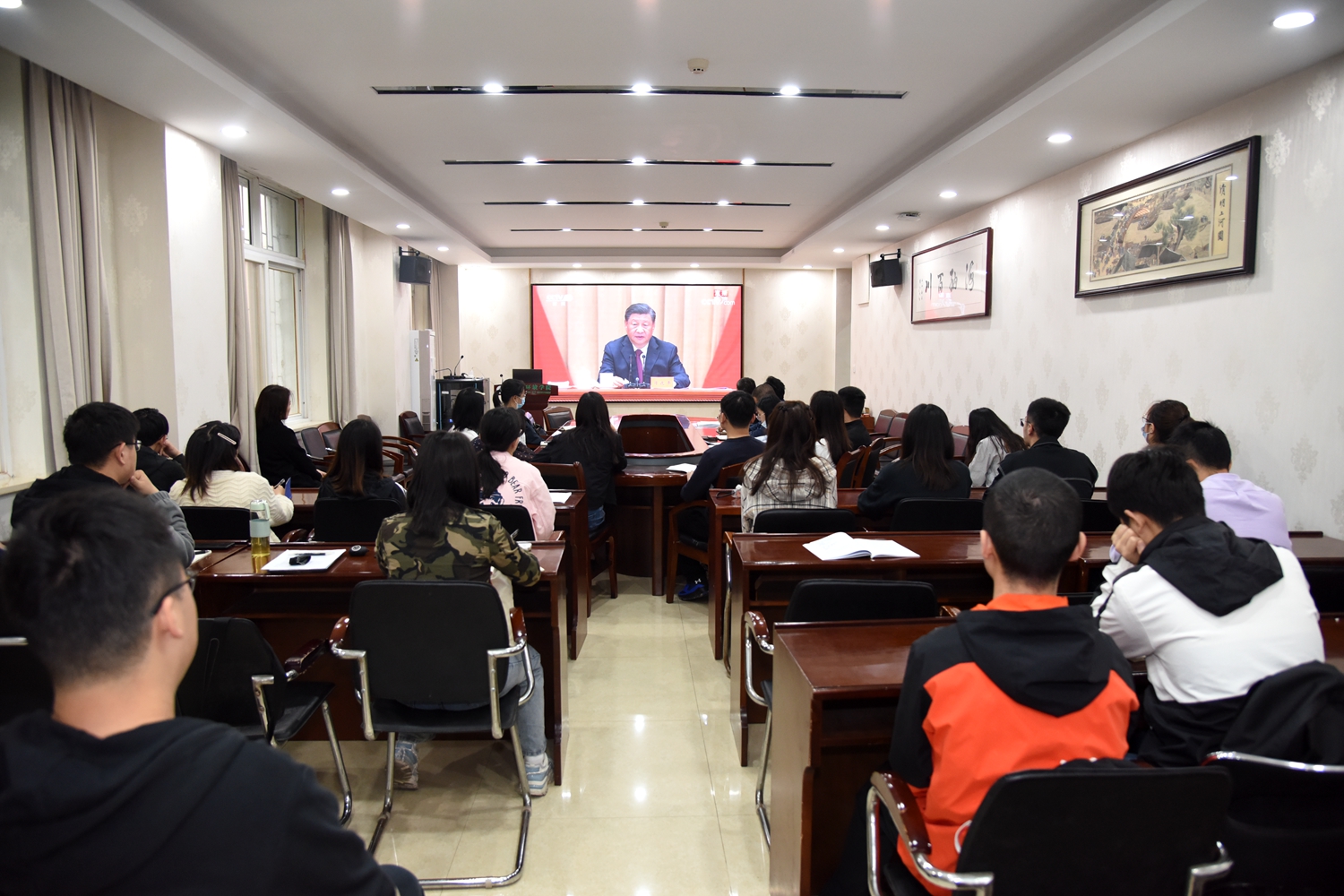 学校师生收听收看庆祝中国共产主义青年团成立100周年大会