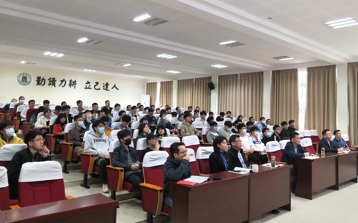 学校师生收听收看庆祝中国共产主义青年团成立100周年大会