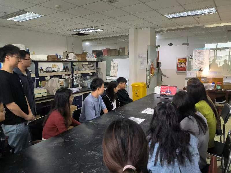 学校师生收听收看庆祝中国共产主义青年团成立100周年大会
