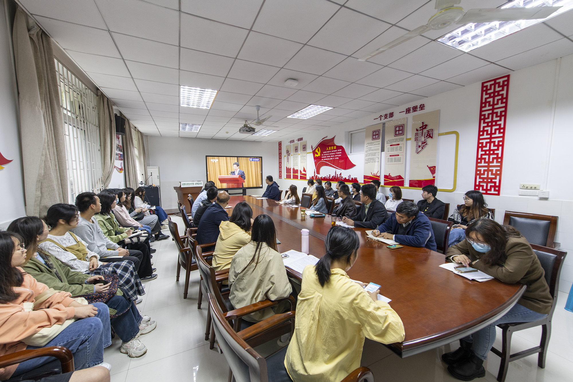 学校师生收听收看庆祝中国共产主义青年团成立100周年大会