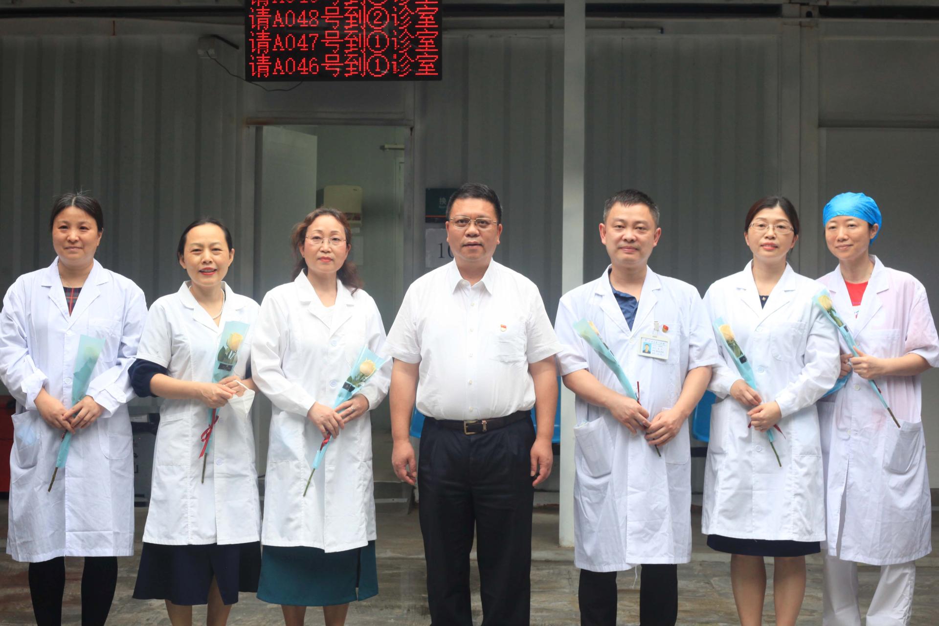 情系护士节慰问暖人心——校领导看望慰问学校一线医护工作者