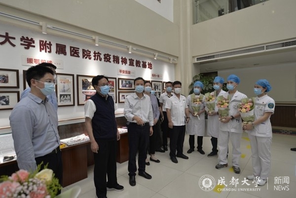 金牛区委书记周德强、成都大学党委书记刘强一行慰问附属医院一线护理人员