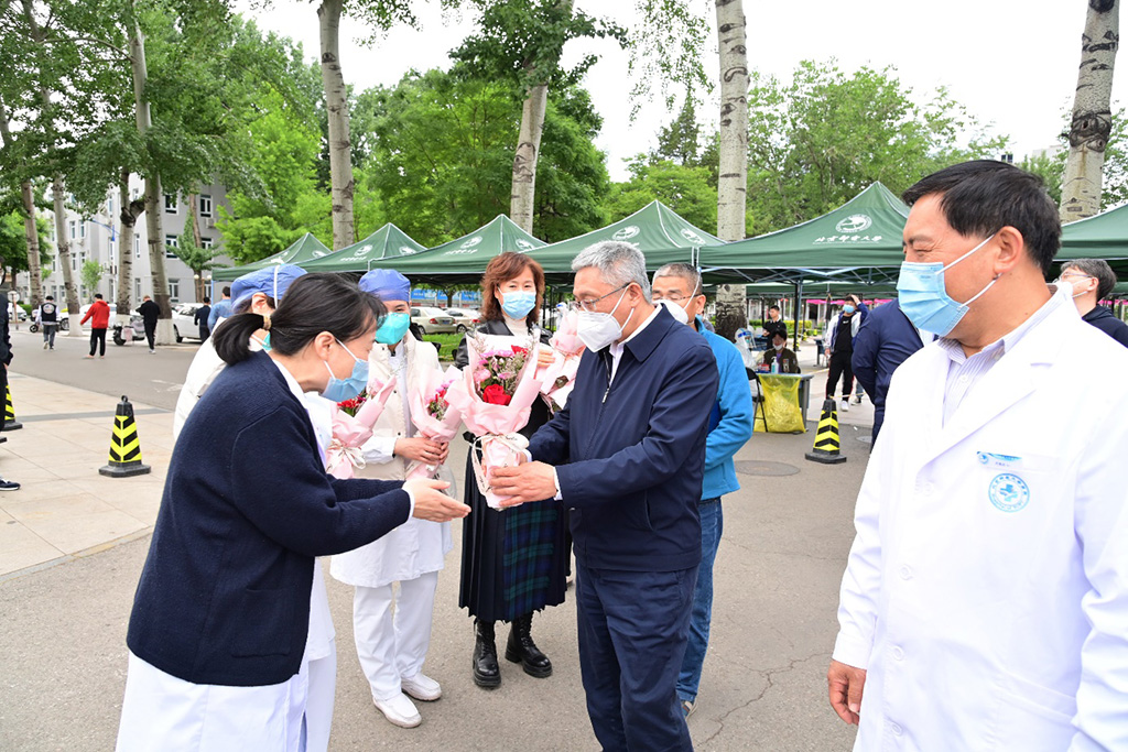 校党委书记吴建伟一行看望慰问一线医护人员