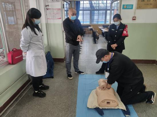 学校举办心肺复苏培训活动