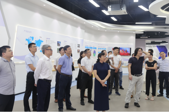 校领导率校工会青工委走进禾信仪器公司交流