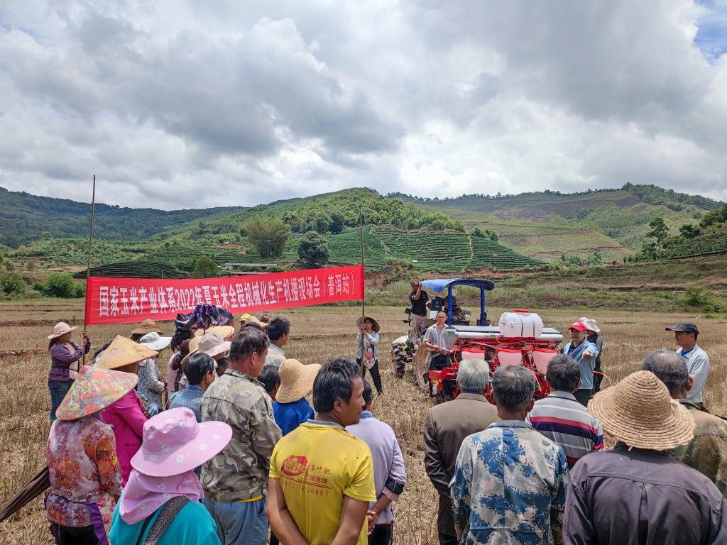 机电学院教授赴云南开展夏玉米机械化播种工作指导