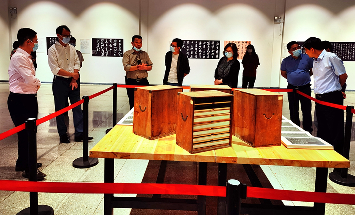 【新华社】华中农业大学举办《三希堂法帖》真品选展