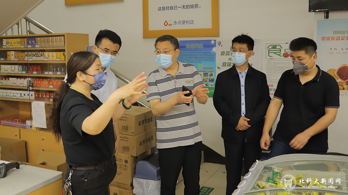学校领导一线督导检查疫情防控工作
